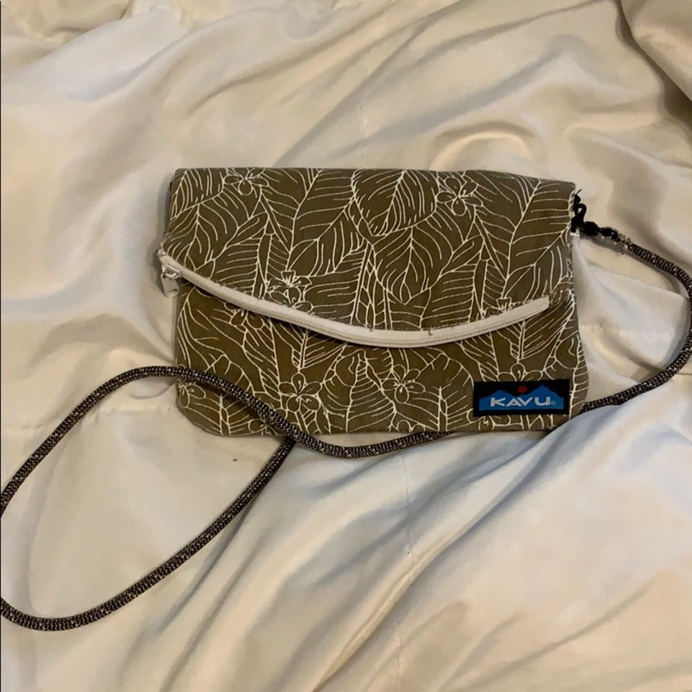 NWOT KAVU purse.